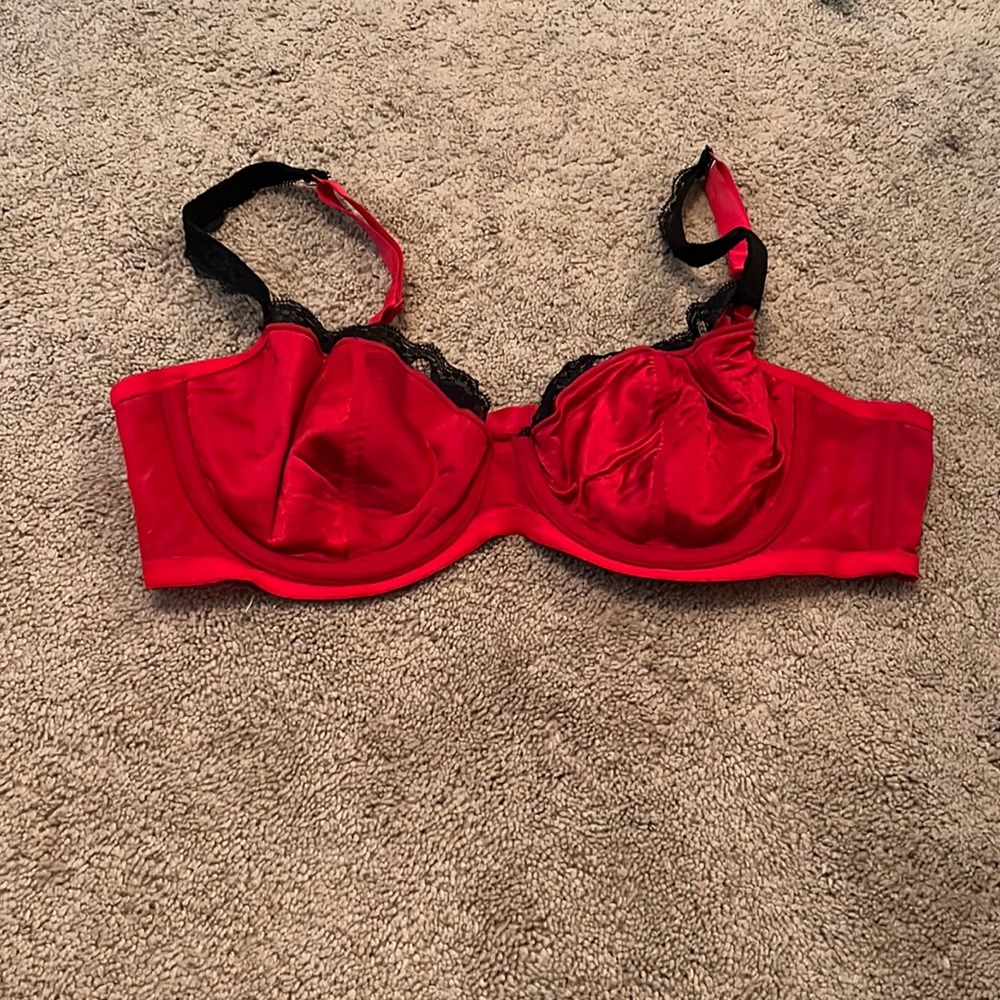 Cacique 42C red and black lingerie good condition, barely worn.